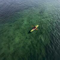 topp ner se av Kajakpaddling i de sjö. foto