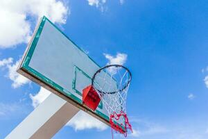 basketboll ring på blå himmel foto