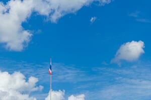 blå himmel med moln och thailand flagga foto