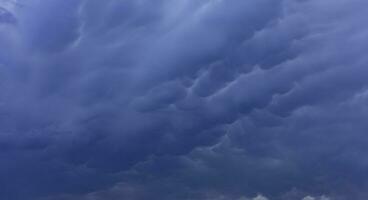 stor mammatus moln i de himmel efter en storm. en hotfull tung himmel i moln foto