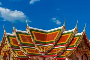 thailändsk tempelkonst dekorerad i buddhistkyrka foto