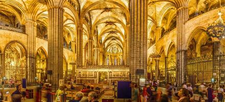 panorama- bild från inuti barcelona katedral foto