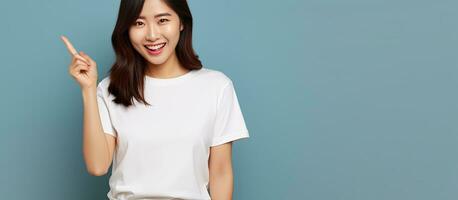 asiatisk kvinna leende bär vit t skjorta pekande och ser på tom Plats på lila bakgrund foto