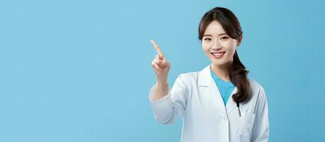blå bakgrund asiatisk läkare pekande studio skott foto