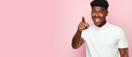 entusiastisk ung afrikansk amerikan man i vit polo skjorta Framställ mot pastell rosa vägg bakgrund livsstil begrepp med tömma Plats pekande och foto