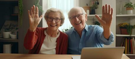 äldre par lyckligt video konferenser på läsplatta foto
