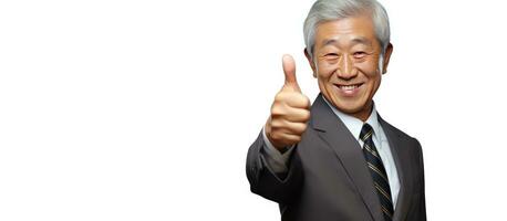 äldre asiatisk affärsman nöjd och friska som visar ett tömma Plats för befordran på en vit bakgrund foto