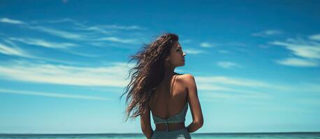 bikini klädd flicka njuter hav i sommar med riklig Plats foto