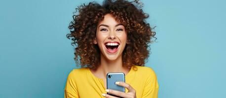 blå skjorta kvinna med afro hår tar selfies och video samtal för frilans arbete på social media använder sig av en telefon foto