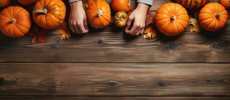 oidentifierad händer skärande pumpa för halloween hantverk på Hem kopia Plats foto