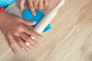 barns händer och simulering matlagning leksaker i de kök disken. foto