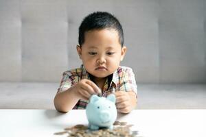 preschooler barn inlärning till Beräkna personlig budget, klara av finansiera, spelar investering, bokföring. fokuserade skola unge sparande pengar för inköp, sätta kontanter i rosa nasse Bank på Hem. foto