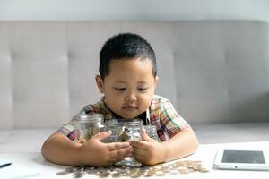 preschooler barn inlärning till Beräkna personlig budget, klara av finansiera, spelar investering, bokföring. fokuserade skola unge sparande pengar för inköp, sätta kontanter i rosa nasse Bank på Hem. foto