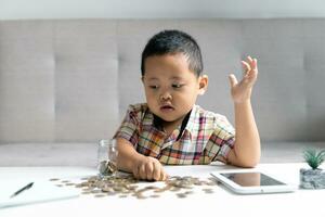 preschooler barn inlärning till Beräkna personlig budget, klara av finansiera, spelar investering, bokföring. fokuserade skola unge sparande pengar för inköp, sätta kontanter i rosa nasse Bank på Hem. foto