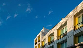 hotell arkitektur i de blå himmel i de dagtid foto