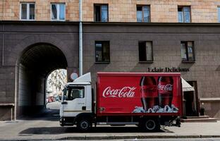 minsk, belarus, juli 2023 - röd Coca Cola leverans lastbil foto