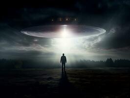 UFO svävande i de himmel ovan en person foto