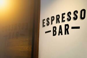 ett inskrift av en främre kaffe affär, på en vägg Kafé font typografi, skriver espresso bar foto
