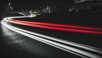 lång exponering av natt stad. bil rörelse spår på väg. hastighet ljus ränder bakgrund med suddig snabb rör på sig ljus effekt. foto