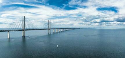 panorama- antenn stänga upp se av öresund bro över de baltic hav foto