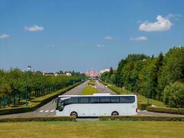 vit modern bekväm turist buss körning genom motorväg till disneyland. foto