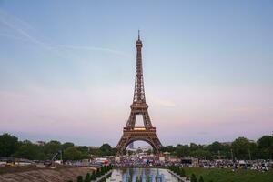 parisian skymning eiffel torn och renässans fontän foto