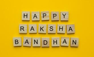 på augusti 30, Lycklig Raksha bandhan, en minimalistisk baner med ett inskrift i trä- brev foto