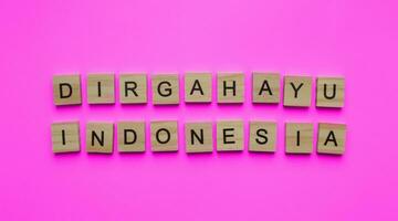 augusti 17, indonesien oberoende dag, minimalistisk baner med de inskrift i trä- brev dirgahayu indonesien foto
