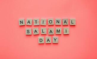 september 7, nationell salami dag, minimalistisk baner med de inskrift i trä- brev foto
