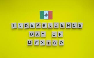 september 16, oberoende dag av Mexiko, flagga av Mexiko, minimalistisk baner med de inskrift i trä- brev på en gul bakgrund foto