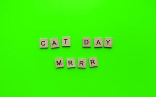 augusti 8, värld katt dag, minimalistisk baner, inskrift i trä- brev katt dag mrrr foto
