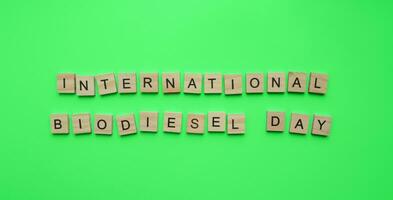augusti 10, internationell biodiesel dag, värld biobränslen dag, minimalistisk baner, inskrift i trä- brev foto