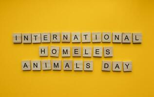 augusti 19, internationell hemlös djur dag, minimalistisk baner med de inskrift i trä- brev foto