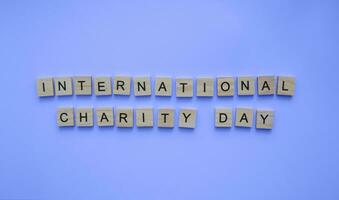 september 5, internationell dag av välgörenhet, minimalistisk baner med de inskrift i trä- brev foto