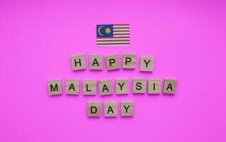 september 16, Lycklig malaysia dag, flagga av malaysia, minimalistisk baner med de inskrift i trä- brev foto
