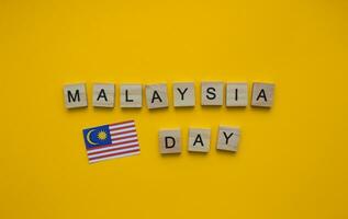 september 16, malaysia dag, flagga av malaysia, minimalistisk baner med de inskrift i trä- brev foto