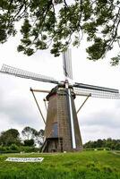 klassisk årgång väderkvarn i holland foto