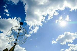 en metall boll med en Sol i de himmel foto