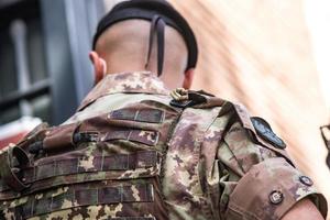 tillbaka vände soldat i kamouflage uniform foto