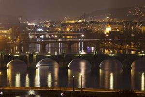 utsikt över Prag på kvällen