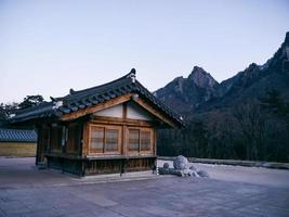 asiatiska hus i sinheungsa-templet. Seoraksan nationalpark. Sydkorea foto