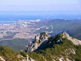 sikt från toppen till bergen vid sokcho city, Sydkorea foto