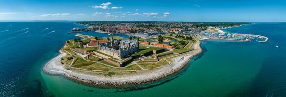 antenn se av kronborg slott med vallar, ravelin bevakning de ingång till de baltic hav foto