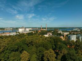 sommar solnedgång i riga, lettland. antenn se av riga, de huvudstad av lettland på solnedgång. foto