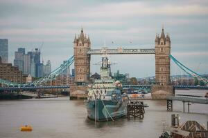 torn bro i london, de Storbritannien. solnedgång med skön moln. foto