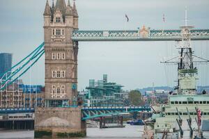 torn bro i london, de Storbritannien. solnedgång med skön moln. foto