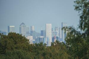 naturskön se av urban horisont och träd med blå himmel i bakgrund på London foto