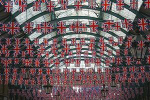 nationell flaggor hängande från tak på kloster trädgård i London foto