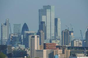 modern skyskrapor av stad med himmel i bakgrund på London foto