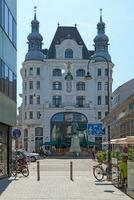 Wien, österrike - juni 17 2018 - johannes gutenberg monument i de stad Centrum foto